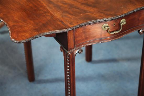 A George III mahogany butterfly Pembroke table, W.2ft 2in. H.2ft 4in.